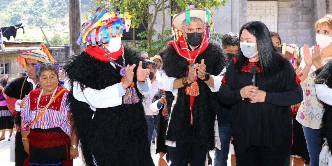 Rutilio Escandón inaugura multideportivo y calles pavimentadas en Mitontic