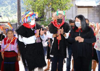 Rutilio Escandón inaugura multideportivo y calles pavimentadas en Mitontic