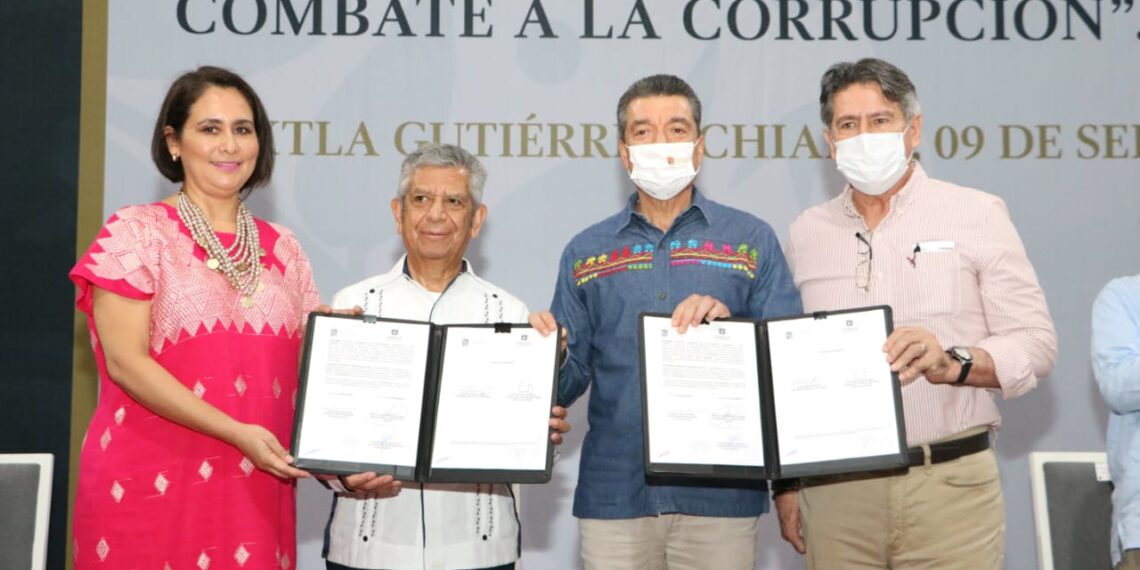 Rutilio Escandón y Roberto Salcedo atestiguan firma de acuerdo por la transparencia y combate a la corrupción