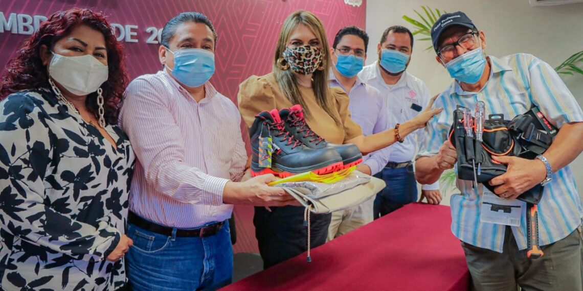 OTORGA ROSY URBINA UNIFORMES Y EQUIPO A TRABAJADORES DE SERVICIOS GENERALES DEL AYUNTAMIENTO