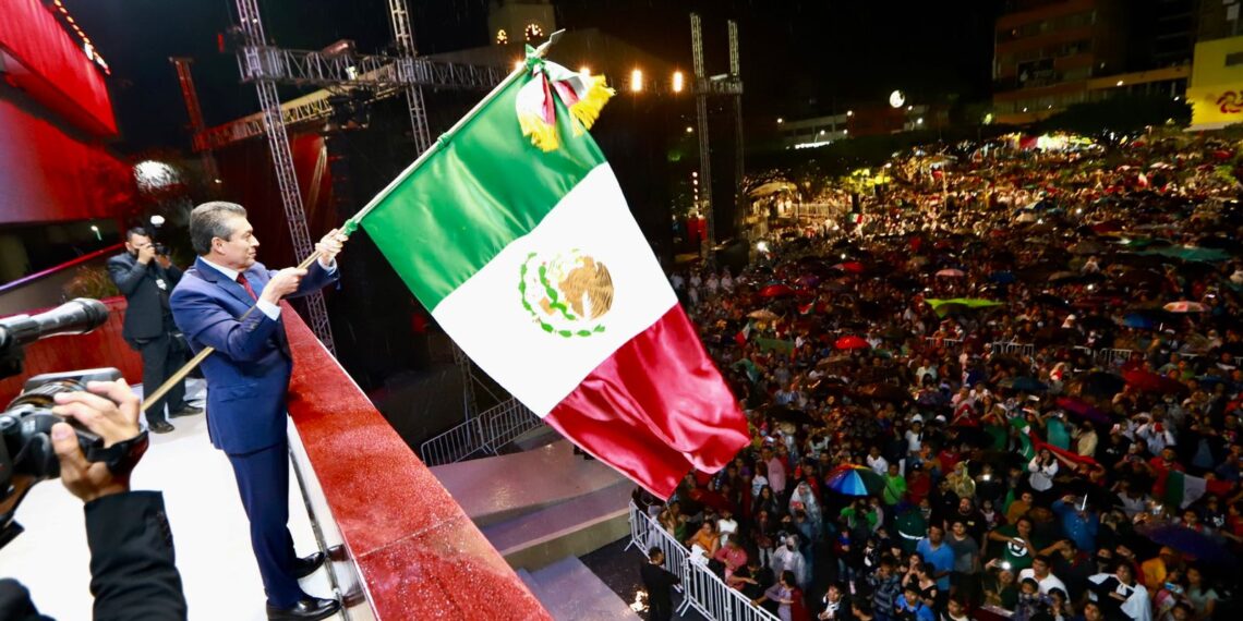 Con arenga ¡muera la corrupción! y ¡viva la justicia!, Rutilio Escandón da Grito de Independencia de México