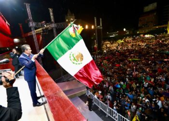 Con arenga ¡muera la corrupción! y ¡viva la justicia!, Rutilio Escandón da Grito de Independencia de México