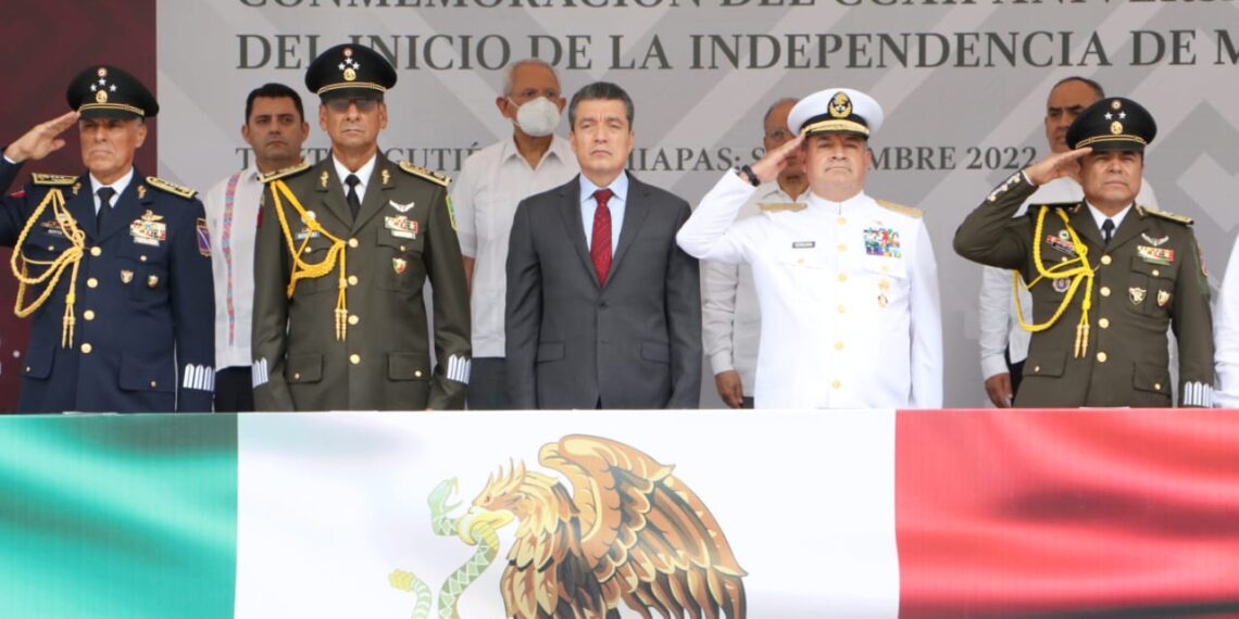 Junto a familias chiapanecas, presencia Rutilio Escandón el desfile por 212 años del Inicio de la Independencia