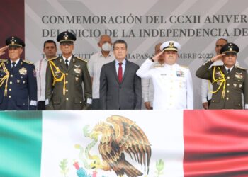Junto a familias chiapanecas, presencia Rutilio Escandón el desfile por 212 años del Inicio de la Independencia