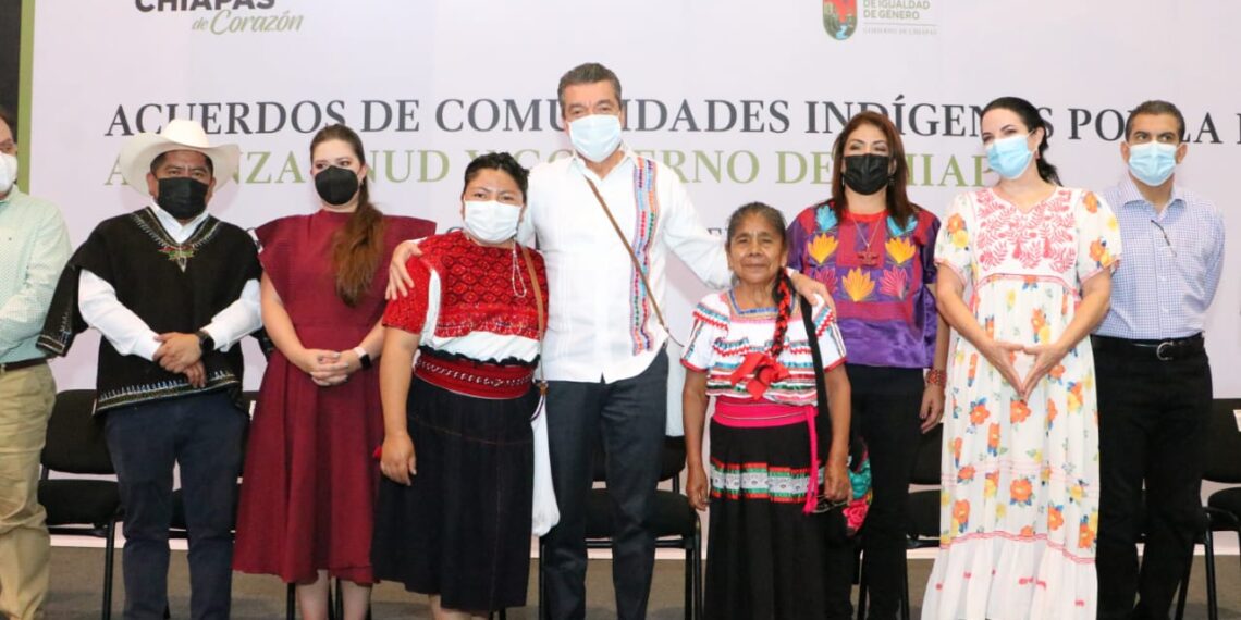 Entrega Rutilio Escandón kits de autoempleo, certificados de capacitación y apoyos tecnológicos