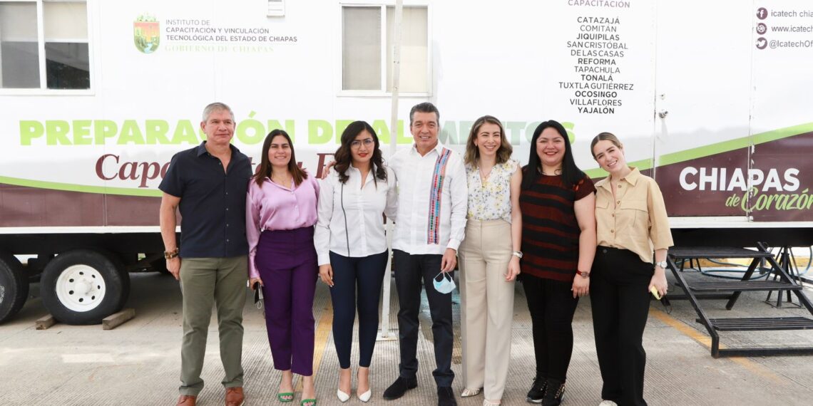 Comunidades de Larráinzar y Chanal entregan a Rutilio Escandón acuerdo para erradicar la violencia hacia mujeres