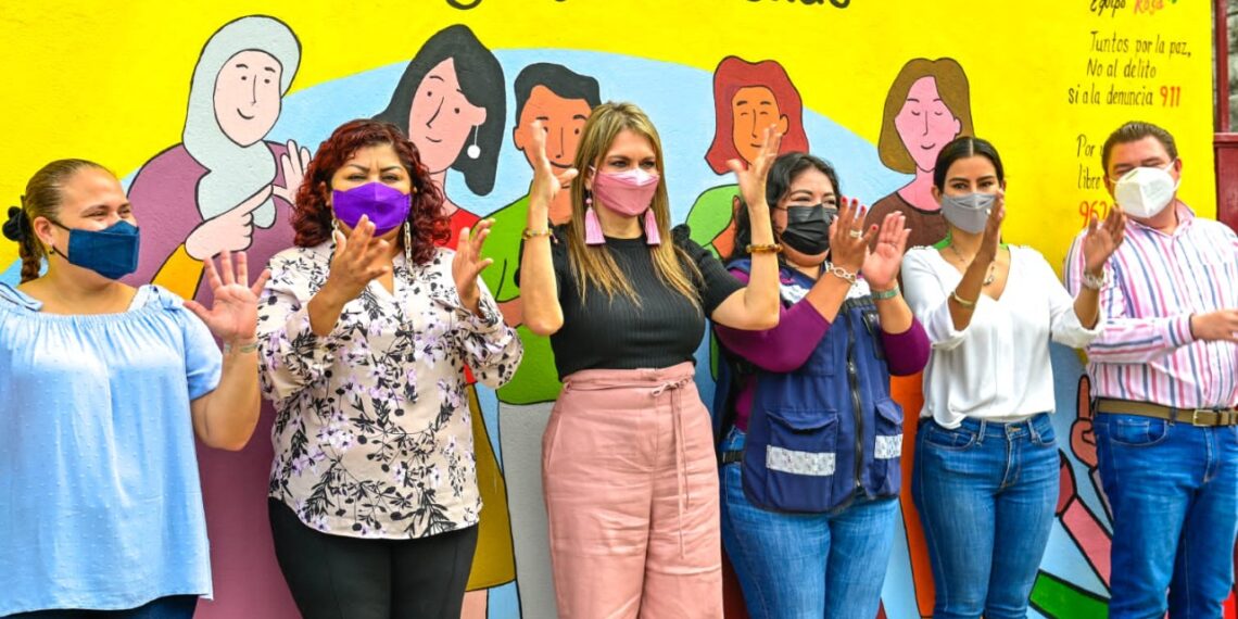 ENTREGA ROSY URBINA MURAL ALUSIVO AL DÍA INTERNACIONAL DE LAS LENGUAS DE SEÑAS
