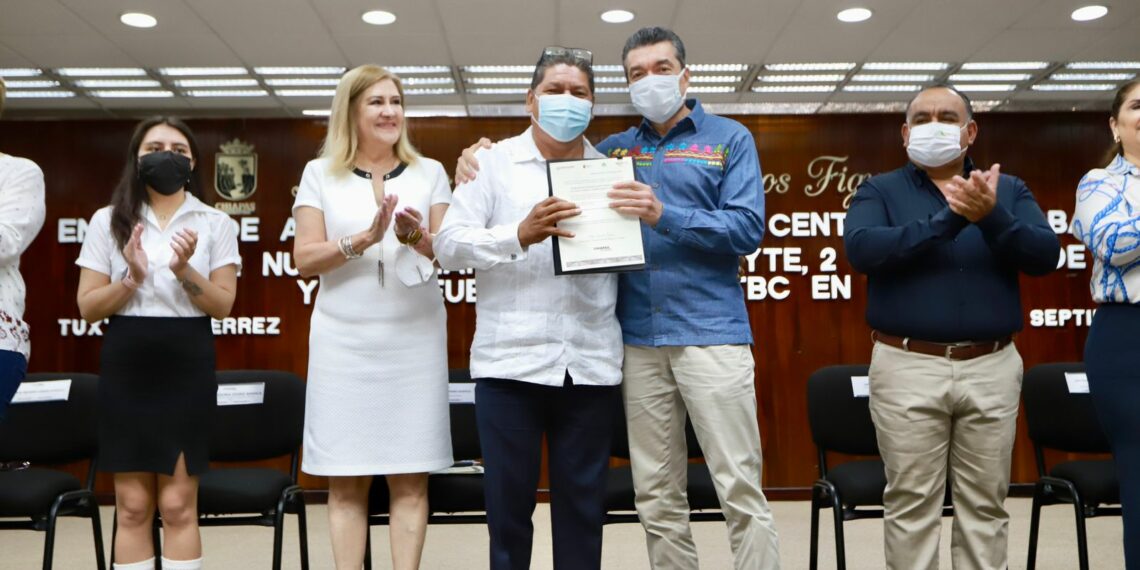 Entrega Rutilio Escandón autorización para creación de dos Cecyte y dos Telebachilleratos Comunitarios