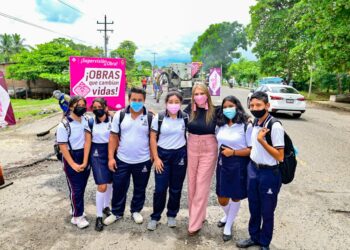SUPERVISA ROSY URBINA TRABAJOS DE BACHEO EN EL EJIDO ÁLVARO OBREGÓN