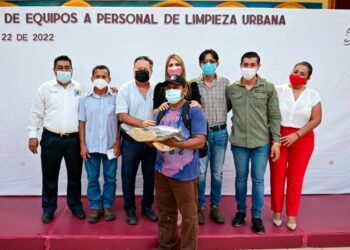 ROSY URBINA DOTA DE EQUIPO A PERSONAL DE LIMPIEZA URBANA