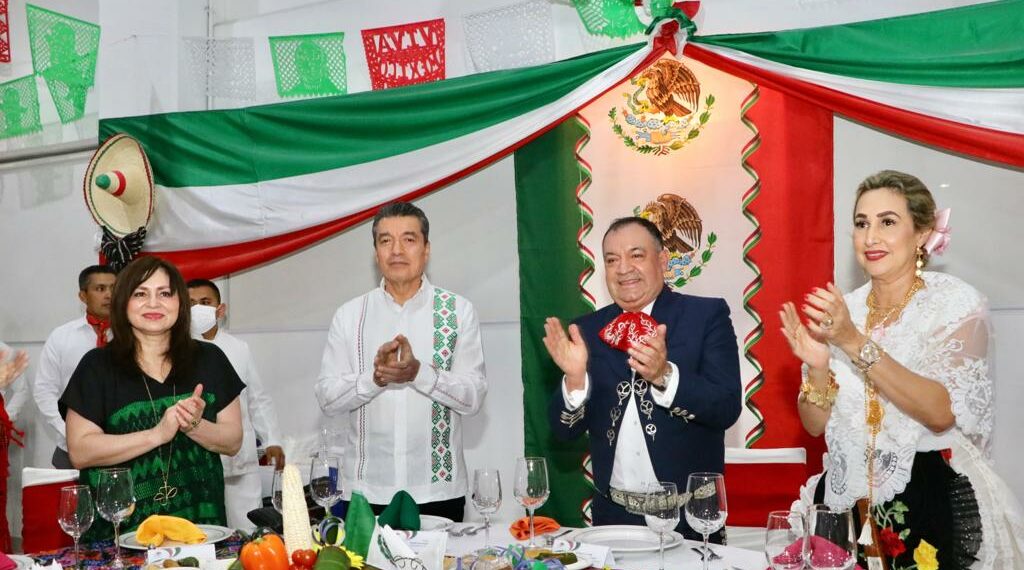 Asiste Rutilio Escandón a Noche Mexicana en conmemoración del 212 aniversario de la Independencia