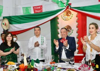 Asiste Rutilio Escandón a Noche Mexicana en conmemoración del 212 aniversario de la Independencia