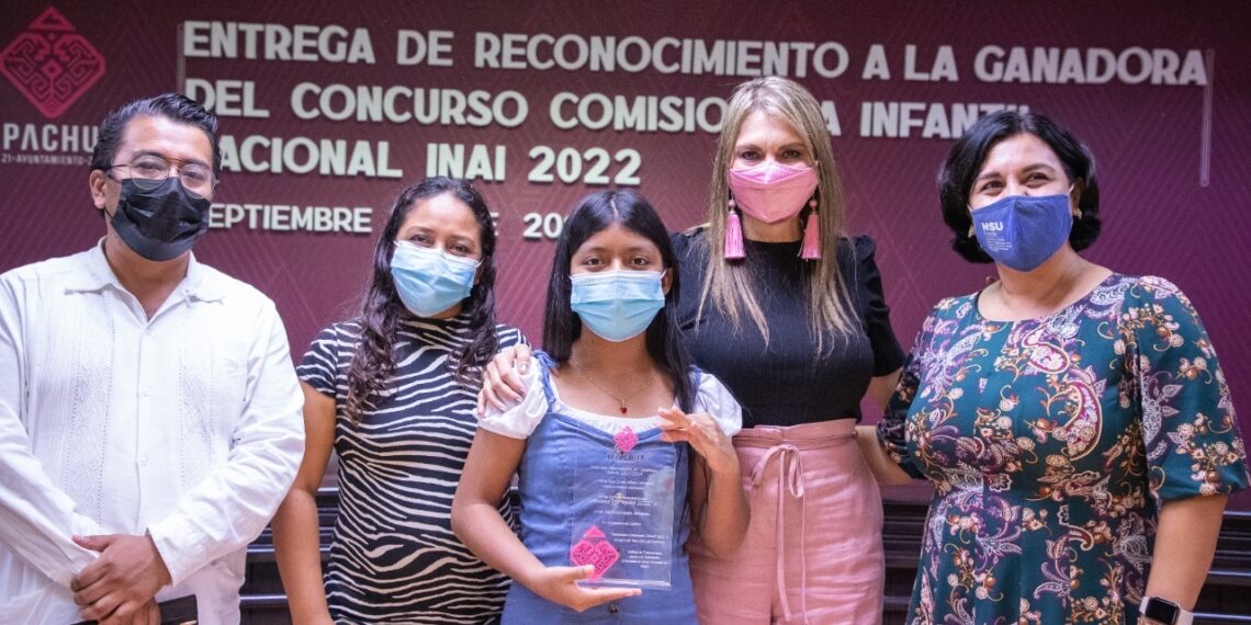 ENTREGA ROSY URBINA RECONOCIMIENTO A COMISIONADA INFANTIL DEL INAI