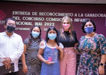 ENTREGA ROSY URBINA RECONOCIMIENTO A COMISIONADA INFANTIL DEL INAI