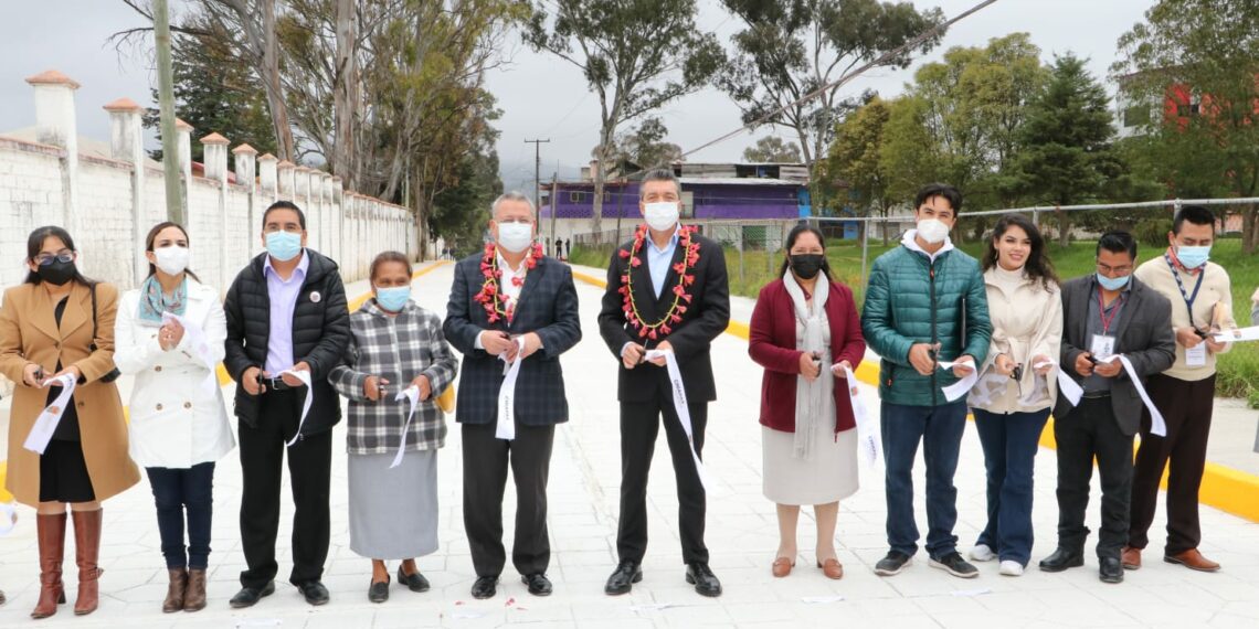 Inaugura Rutilio Escandón pavimentación de calle en el Barrio de Fátima, de San Cristóbal de Las Casas