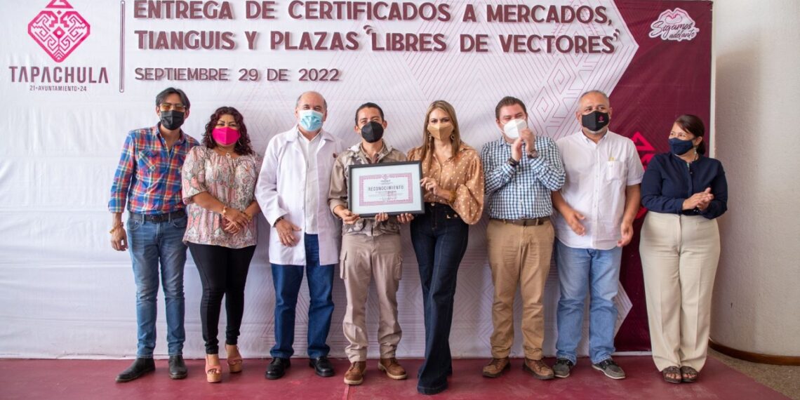 ROSY URBINA PRESIDE CERTIFICACIÓN DE EDIFICIOS LIBRES DE CRIADEROS DE MOSCOS