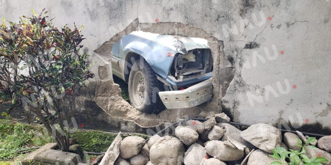 El conductor pierde el control y chocó contra la barda de una iglesia en