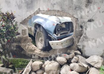 El conductor pierde el control y chocó contra la barda de una iglesia en