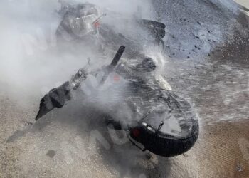 Derrapa motocilista y se incendia “Vídeo”