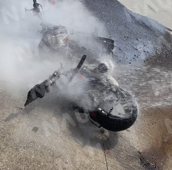 Derrapa motocilista y se incendia “Vídeo”