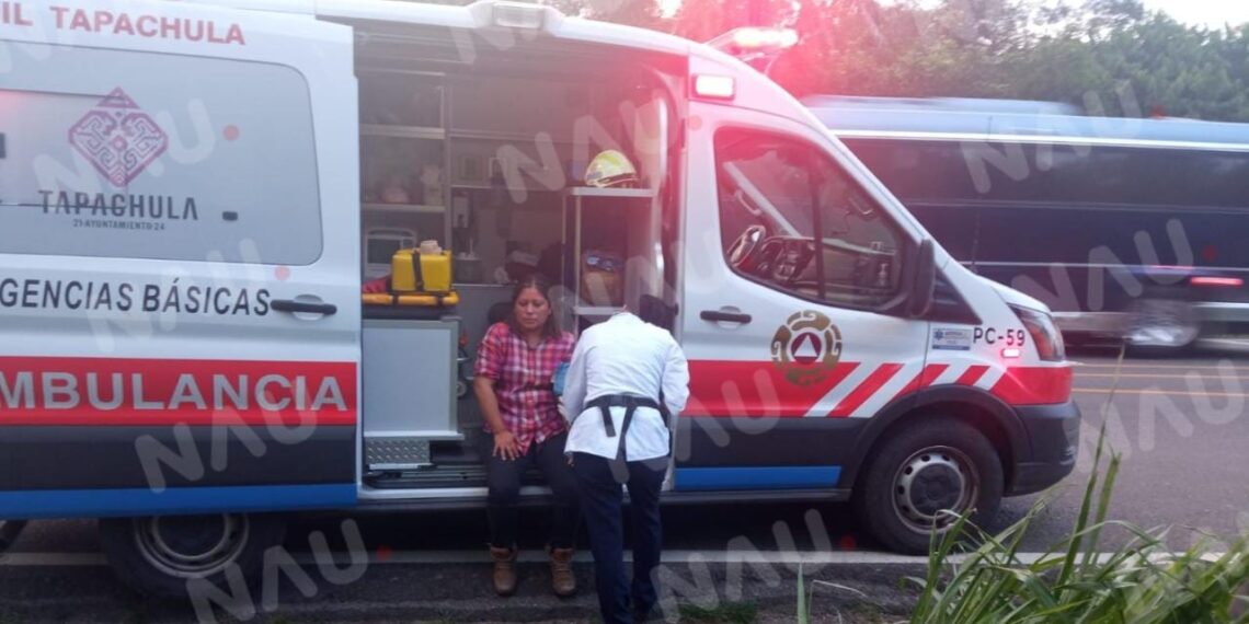 Conductora pierde el control del volante y se salió de la carretera