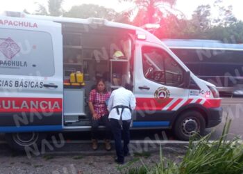 Conductora pierde el control del volante y se salió de la carretera