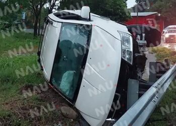 Camioneta choca contra barra de contención en Pijijiapan