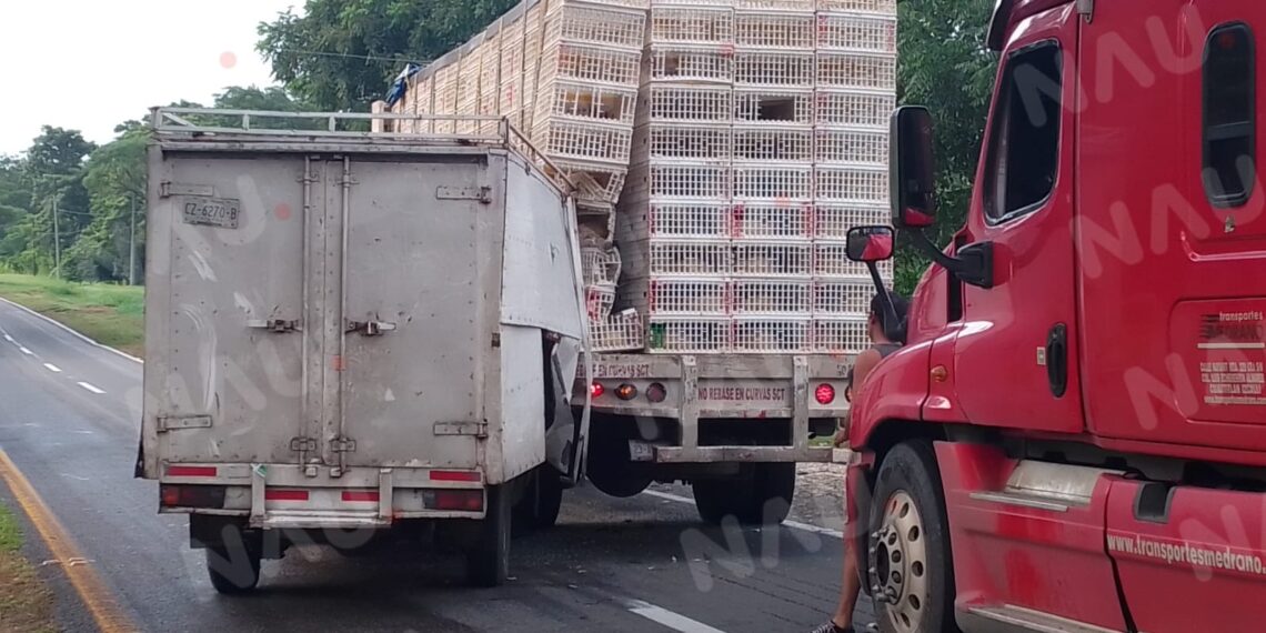 Daños materiales al chocar dos vehículos