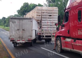 Daños materiales al chocar dos vehículos