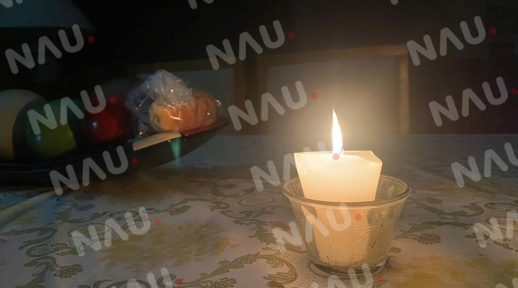 VUELVEN LAS VELADORAS; CFE LOS MANTIENE SIN LUZ ELÉCTRICA