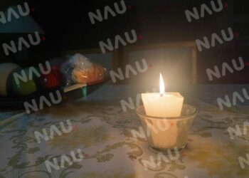 VUELVEN LAS VELADORAS; CFE LOS MANTIENE SIN LUZ ELÉCTRICA