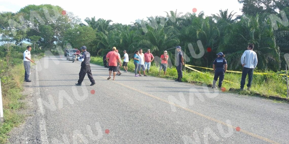 Muere joven al derrapar en su motocicleta y estrellarse contra un arbol