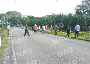 Muere joven al derrapar en su motocicleta y estrellarse contra un arbol