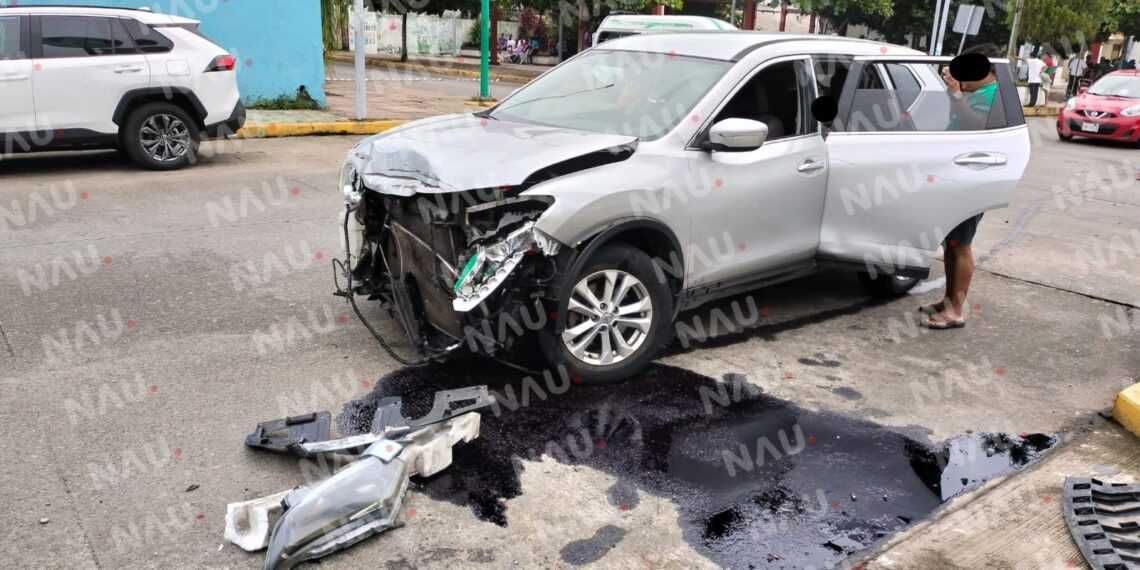 Chocan dos vehículos y deja daños por más de 50 mil pesos