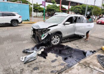 Chocan dos vehículos y deja daños por más de 50 mil pesos