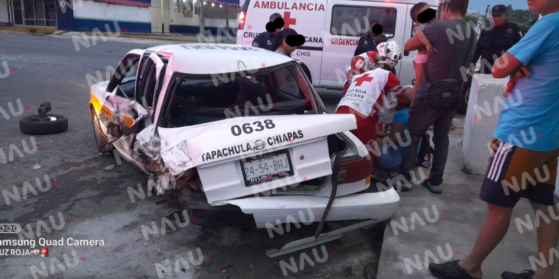 Ebrio conductor de una camioneta choca contra dos taxis y deja dos personas lesionadas