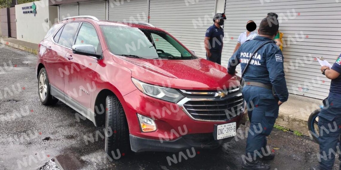 Solo daños deja un choque entre motocicleta y vehículo