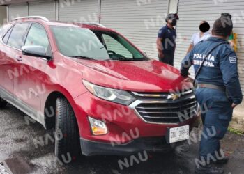 Solo daños deja un choque entre motocicleta y vehículo