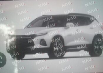 Sujeto intenta subir a un carro a menor de edad