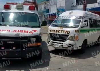 Un lesionado deja accidente, tras chocar combi de pasaje contra ambulancia