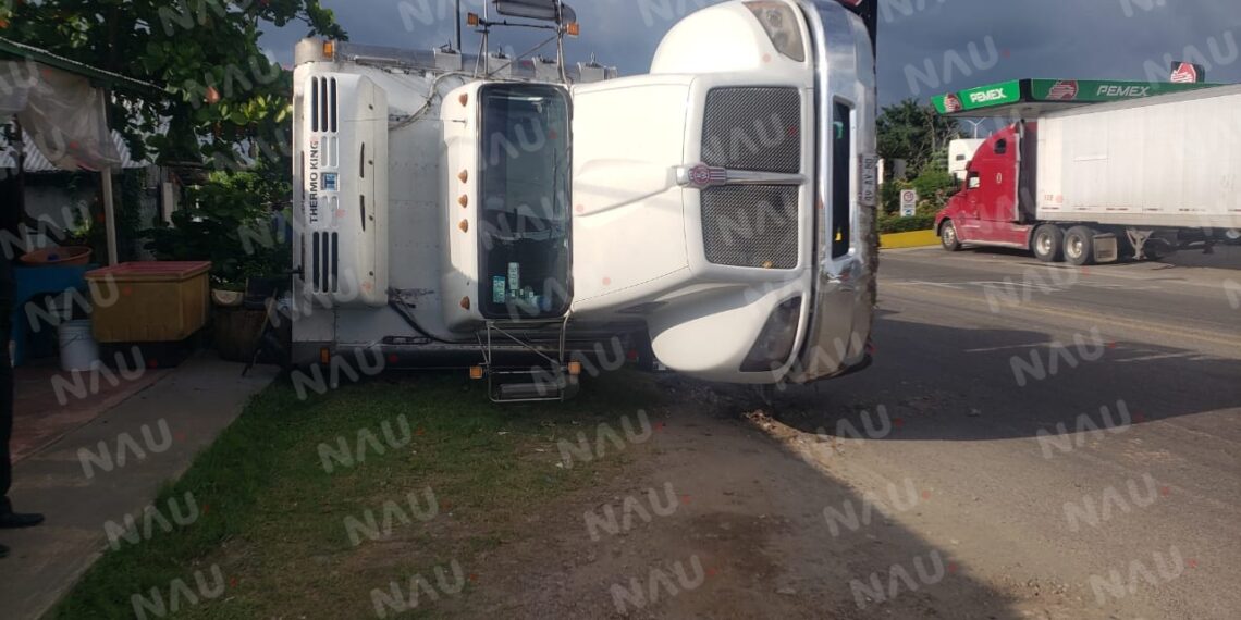 Vuelca camión a la altura de la colonia Ojo de Agua en el libramiento Sur Poniente