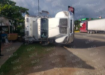 Vuelca camión a la altura de la colonia Ojo de Agua en el libramiento Sur Poniente