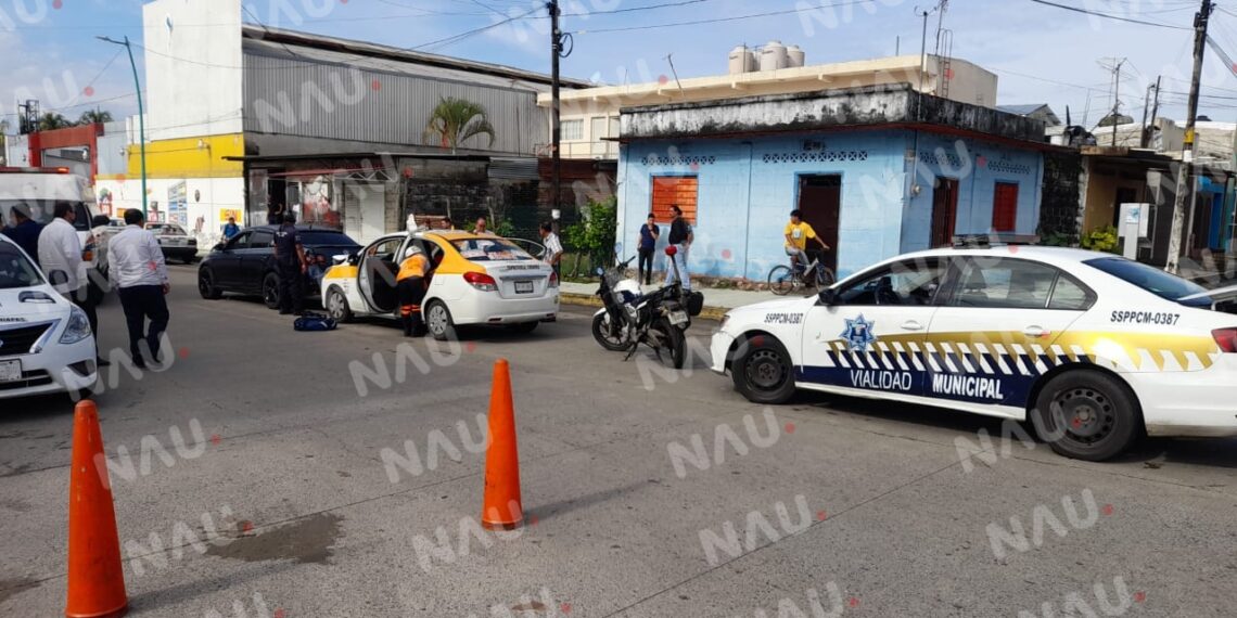 Atiende SAE a una joven lesionada en choque de taxi y particular