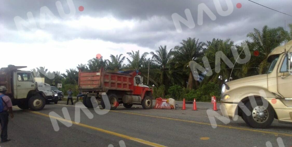 Bloquean carretera Costera en Villa Comaltitlán