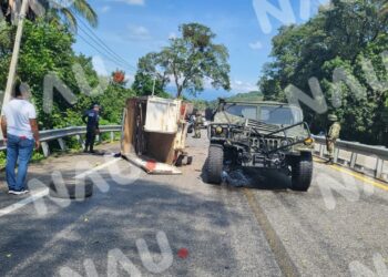 Choca Hummer del ejército mexicano contra vehículo particular.