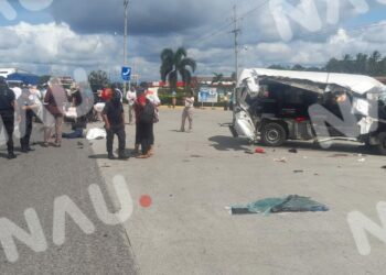 Dos muertos y seis lesionados dejó como saldo un accidente entre una combi y un tráiler en el municipio de Suchiate.