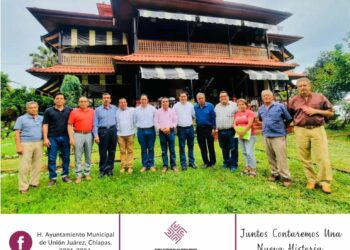 El alcalde municipal, Isaías Verdugo Roblero, junto al comité de padres de familia y autoridades ejidales, reciben  al Ing. Ignacio Álvarez Arzate