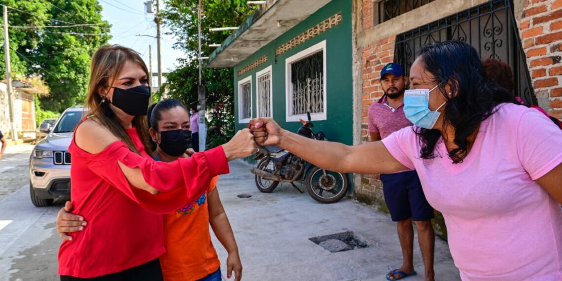 ROSY URBINA SUPERVISA OBRA DE PAVIMENTACIÓN EN LOS SAUCES