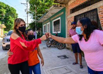 ROSY URBINA SUPERVISA OBRA DE PAVIMENTACIÓN EN LOS SAUCES