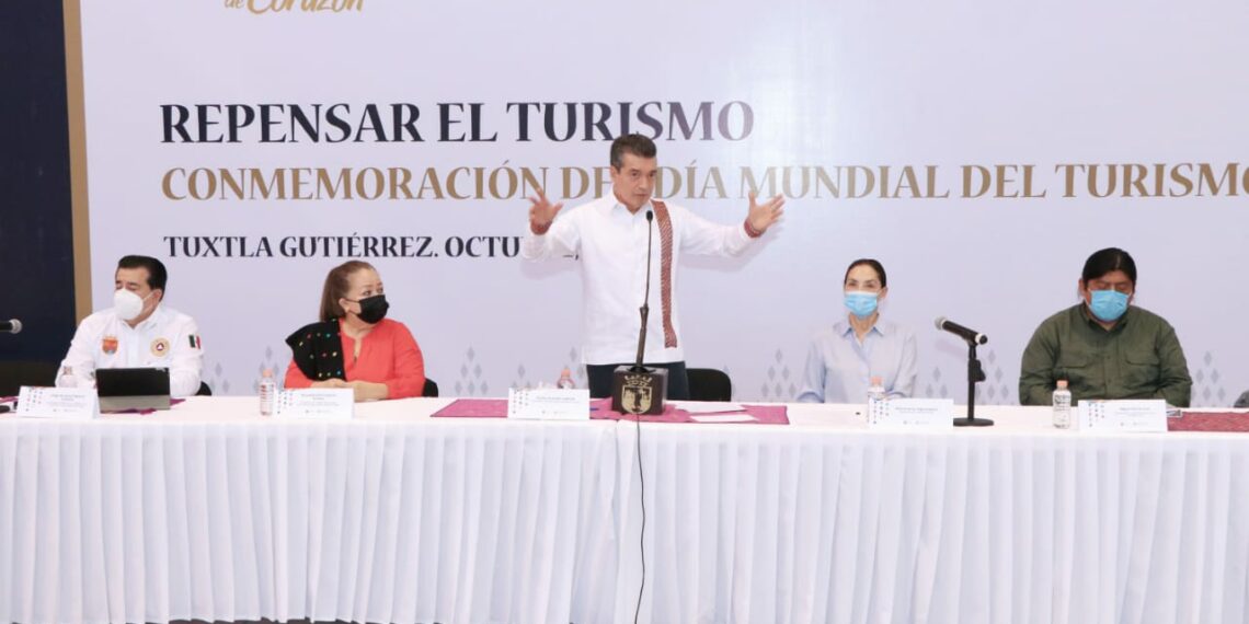 Entrega Rutilio Escandón credenciales de Guías de Turistas Certificados a prestadores de servicios